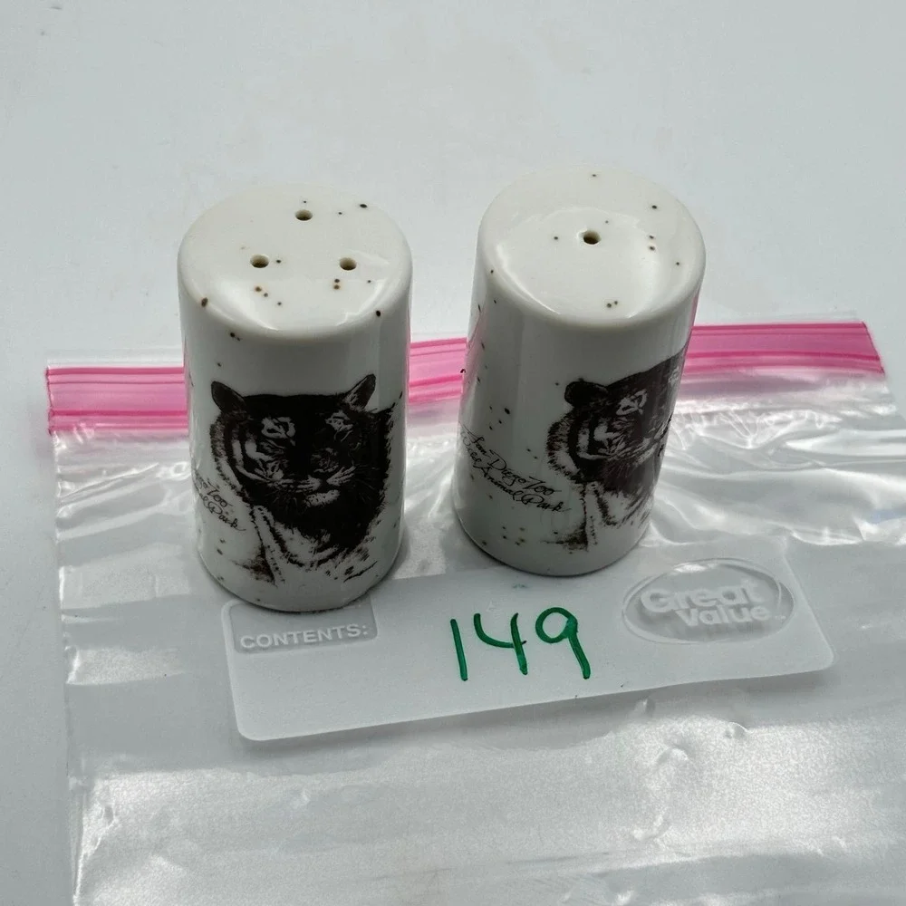 SP149-San Diego Zoo and Wild Animal Park Tiger Salt and Pepper Set Made in Japan